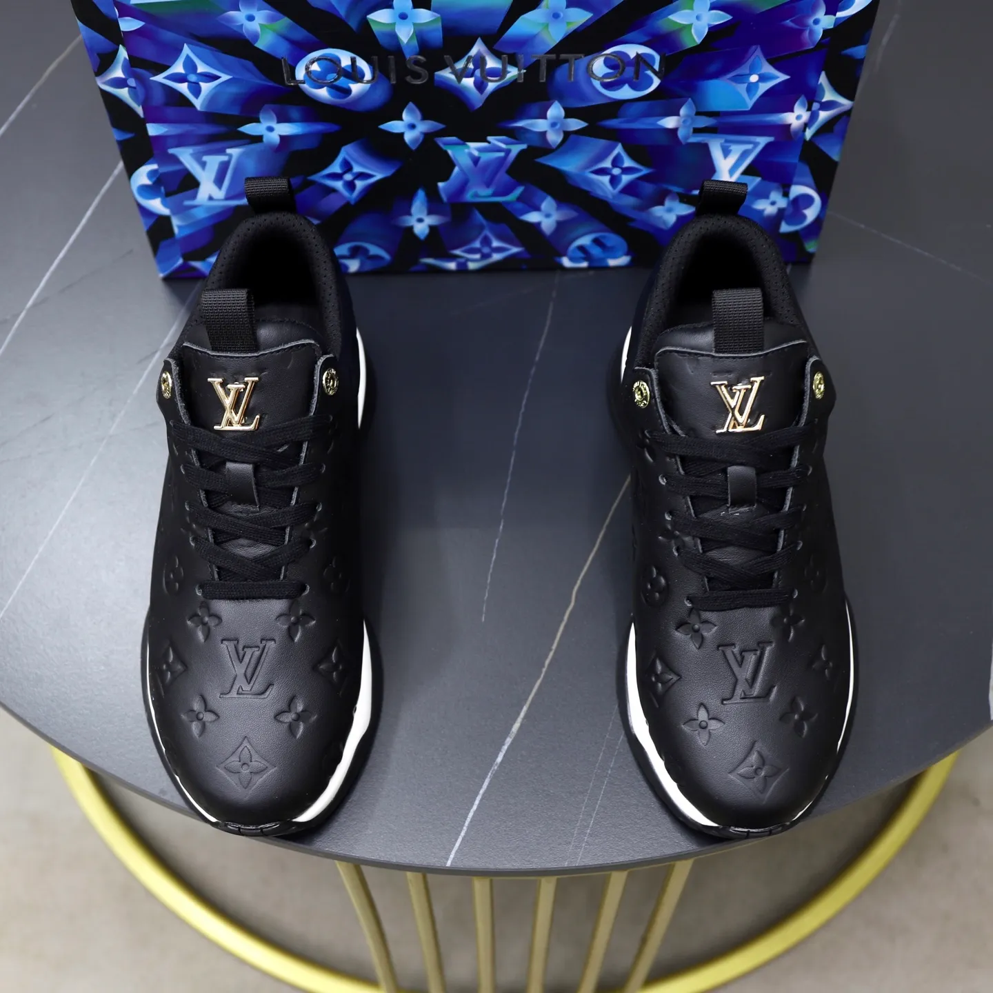 Factory price: 520💰【LV】Louis Vuitton is a high-end brand of men's shoes, new models on the market, top luxury brand, the latest fashionable casual men's shoes, trendy and versatile style, relaxed and sporty style, calfskin upper and ultra-fine workmanship. The original personalized fashionable rubber wear-resistant outsole is light and comfortable on the foot. Code number: 39-44 (45, 46 customized)
